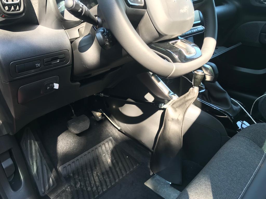 Sağ elden kumandalı araç iç rengine uyarlanmış deri kılıflı gaz fren aparatı