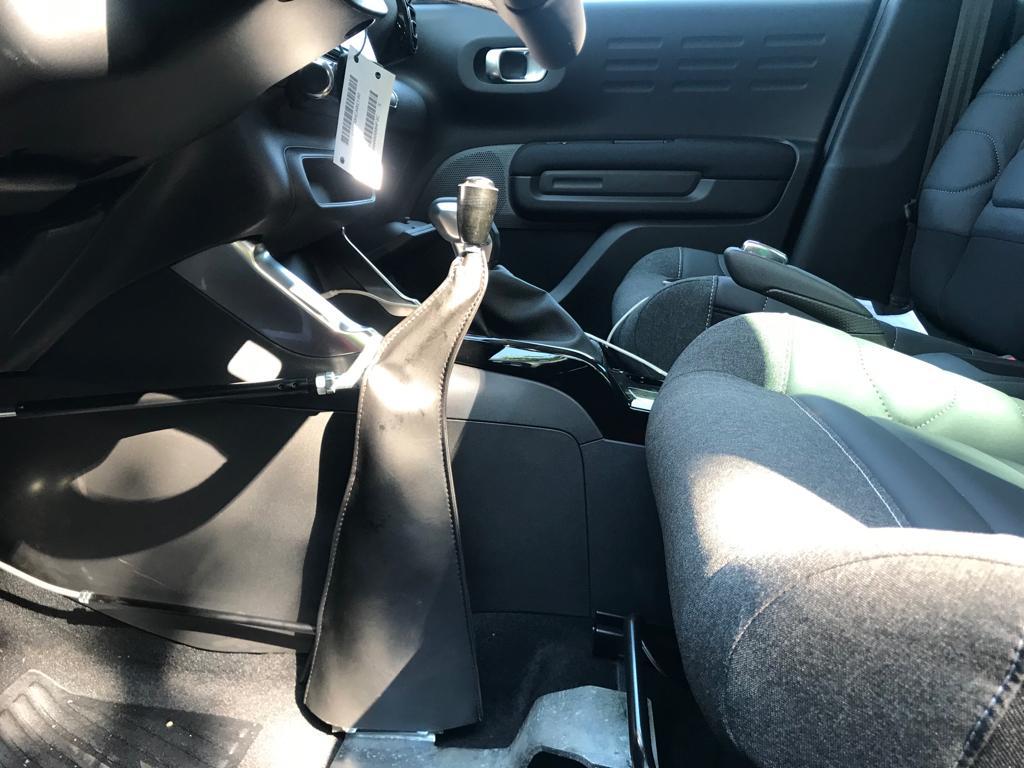 Sağ elden kumandalı araç iç rengine uyarlanmış deri kılıflı gaz fren aparatı